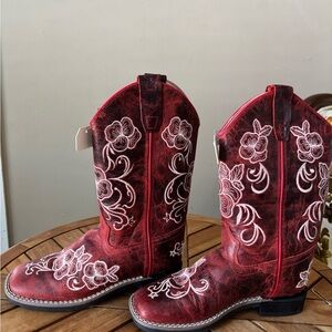 NWT Shyanne Burgundy Boots with Embroidered White Floral Design Girls Size 4